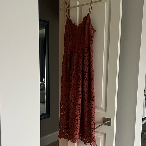 Astr Lace Midi Dress in rust | size small - Picture 3 of 3